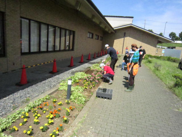 「愛光」の皆さんが植え付け作業中です