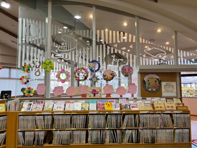 児童コーナー展示「春がキタ～！」
