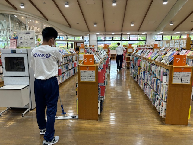 さくら分校　清掃写真　フロア清掃