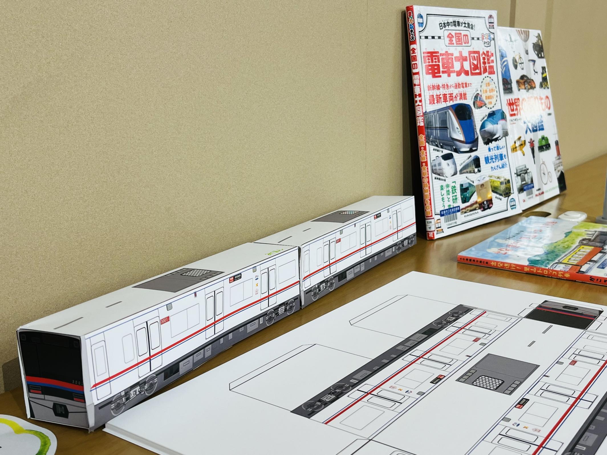 京成電鉄ペーパークラフトの配布の様子