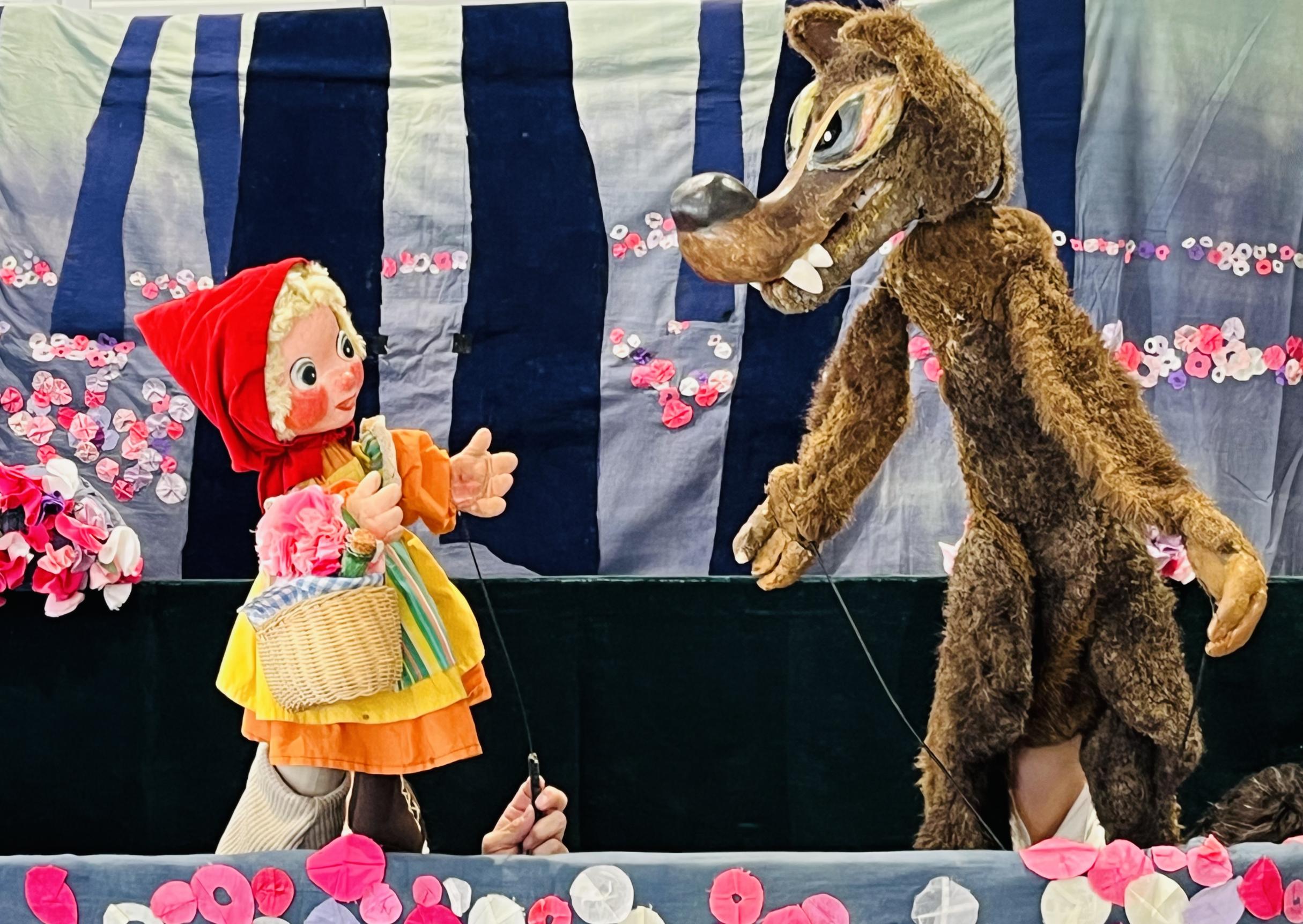 赤ずきんと狼の人形の画像