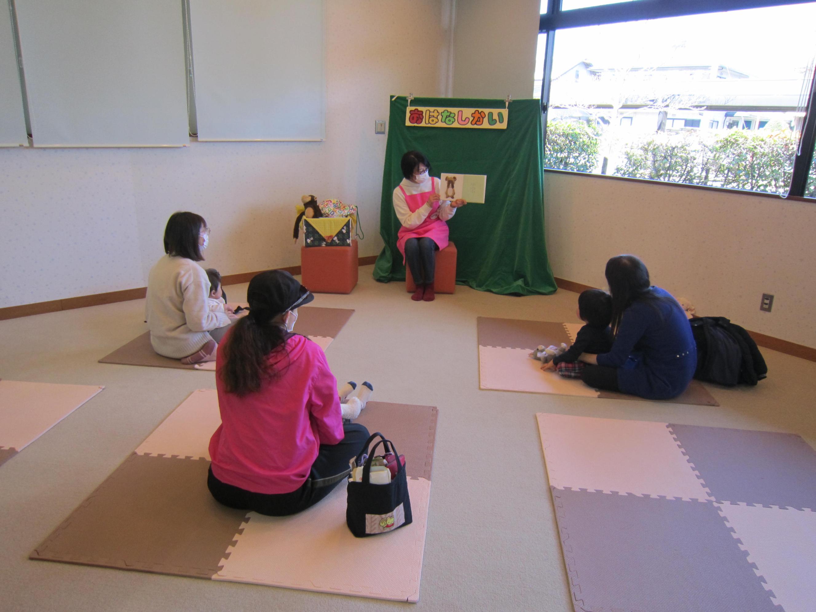 「おはなし会の様子」