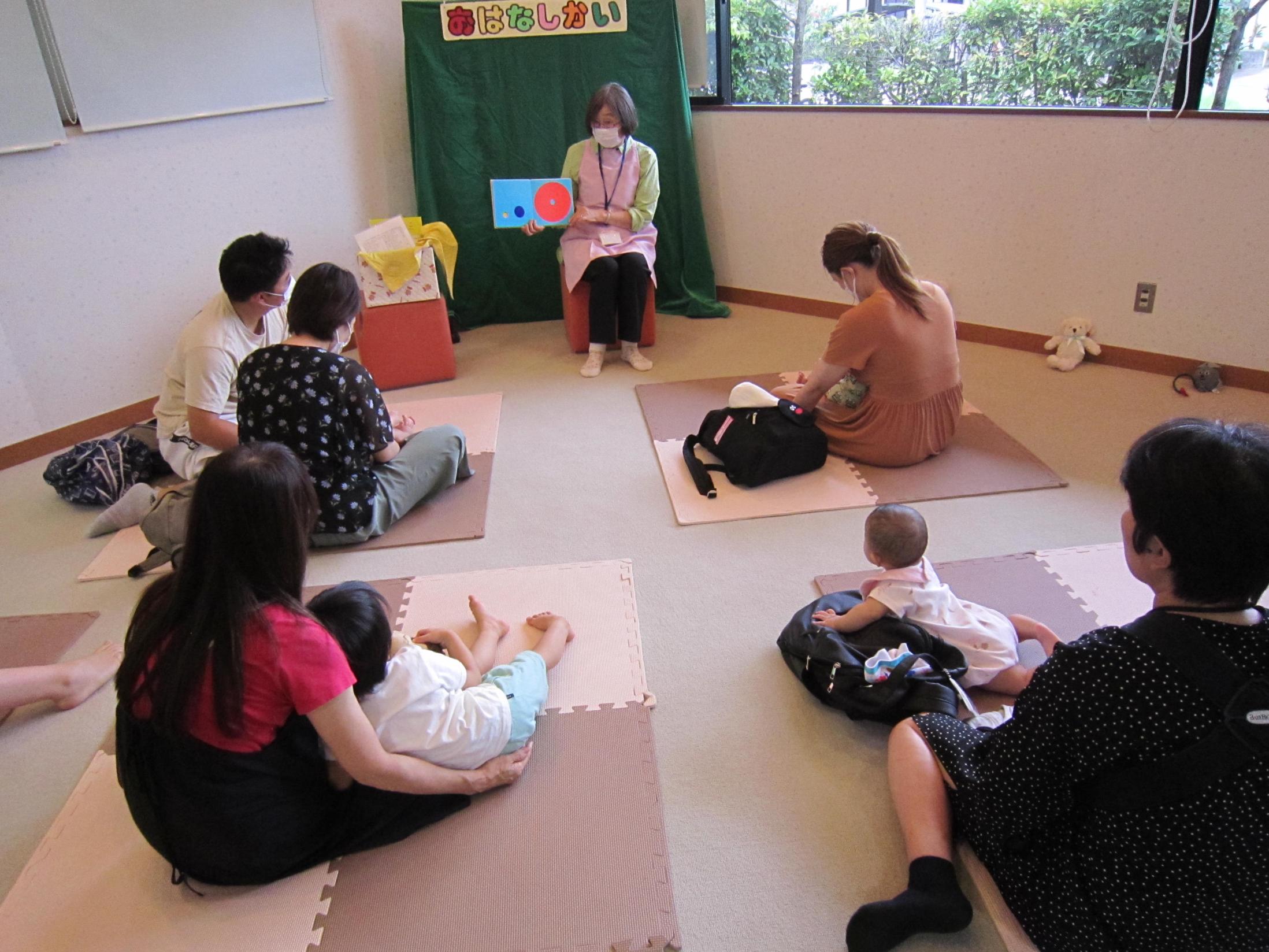 「おはなし会の様子」
