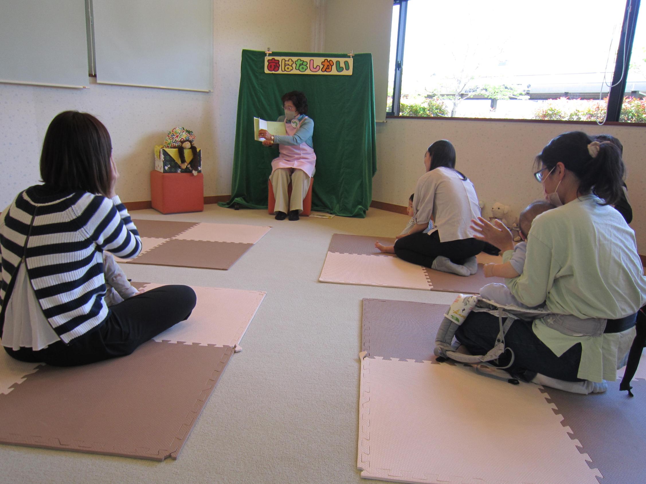 「おはなし会の様子」 「おはなし会の様子」