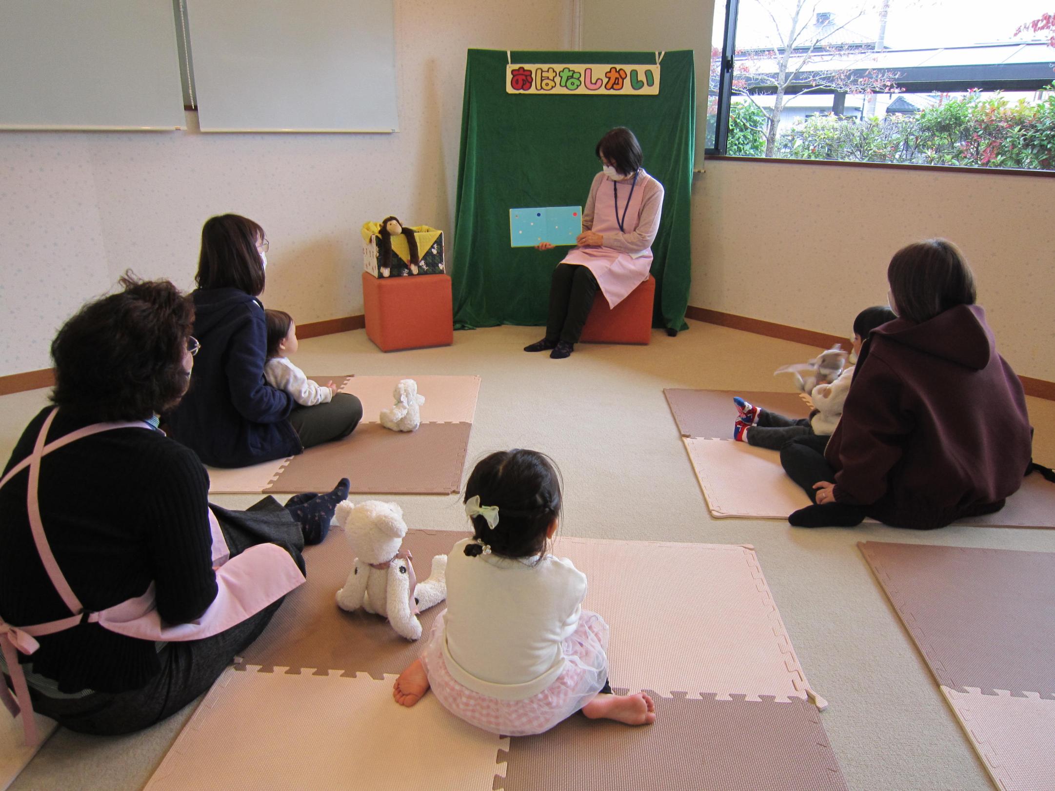 「おはなし会の様子」 「おはなし会の様子」