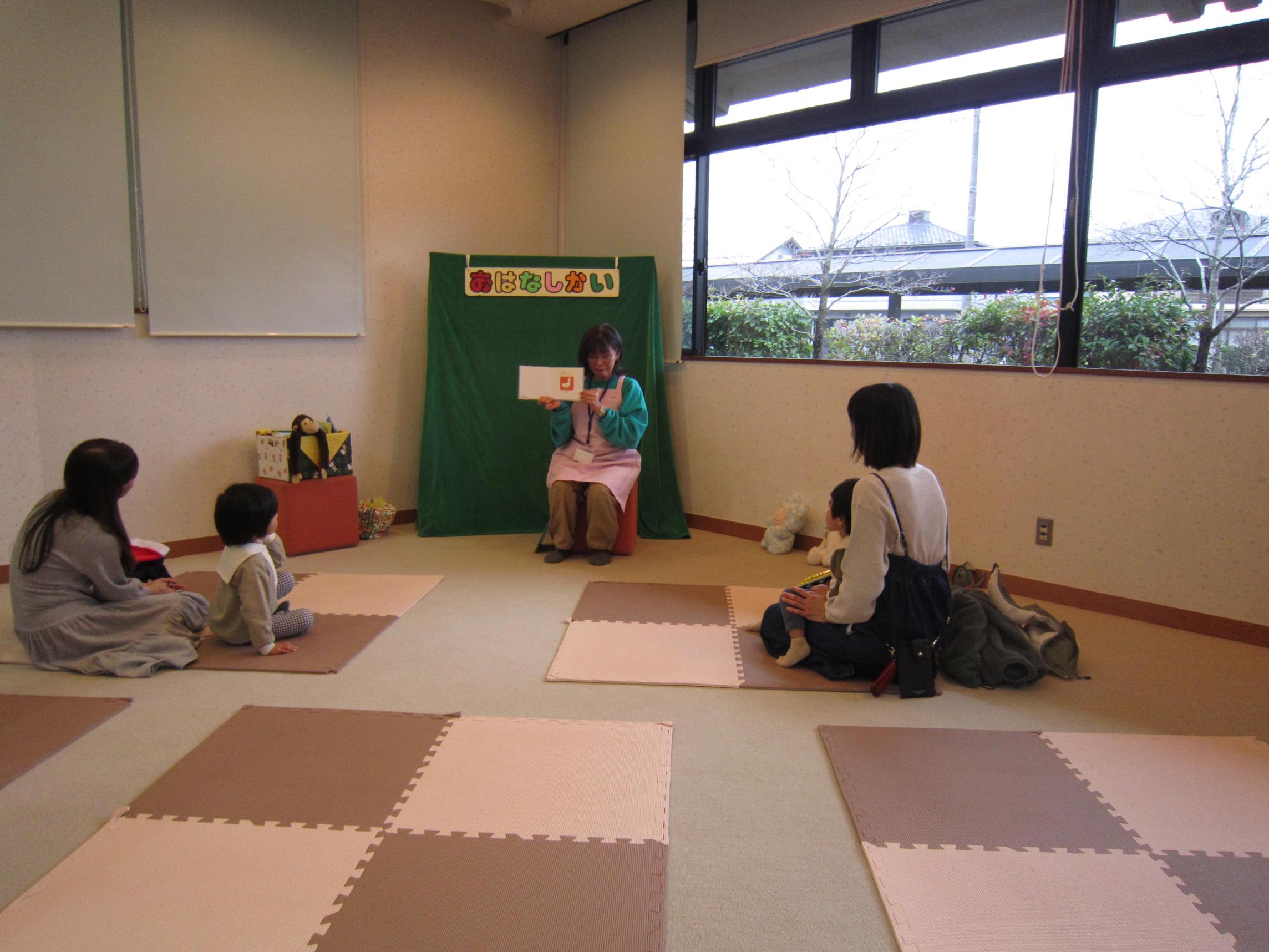 「おはなし会の様子」