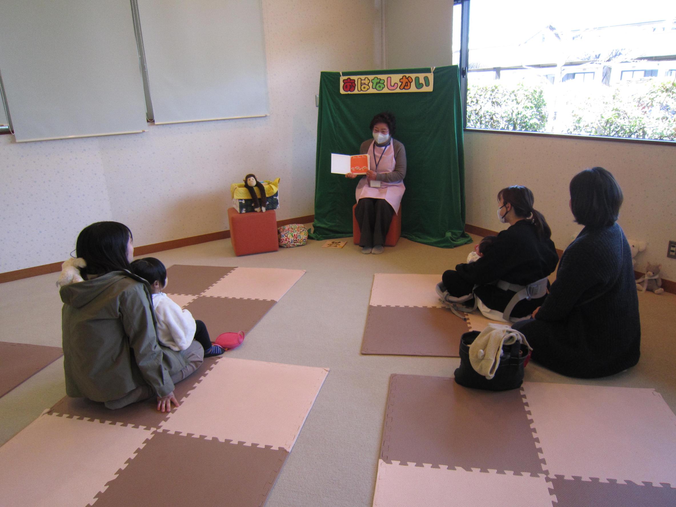 「おはなし会の様子」